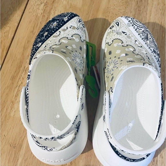 Crocs Classic Crush Bandana Clog. - Picture 10 of 13